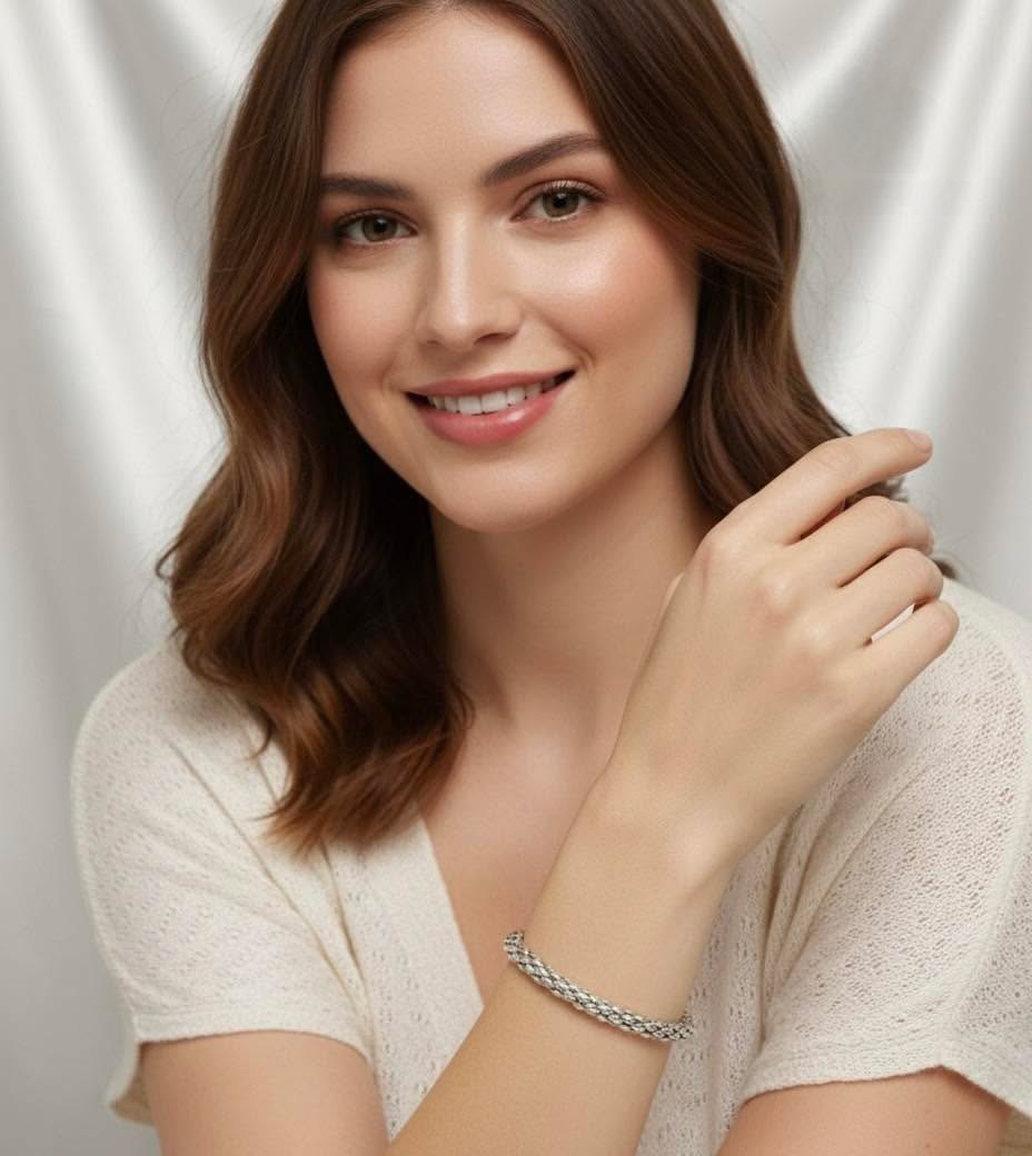 Modelo luciendo una pulsera de Plata Vázquez y Pozo