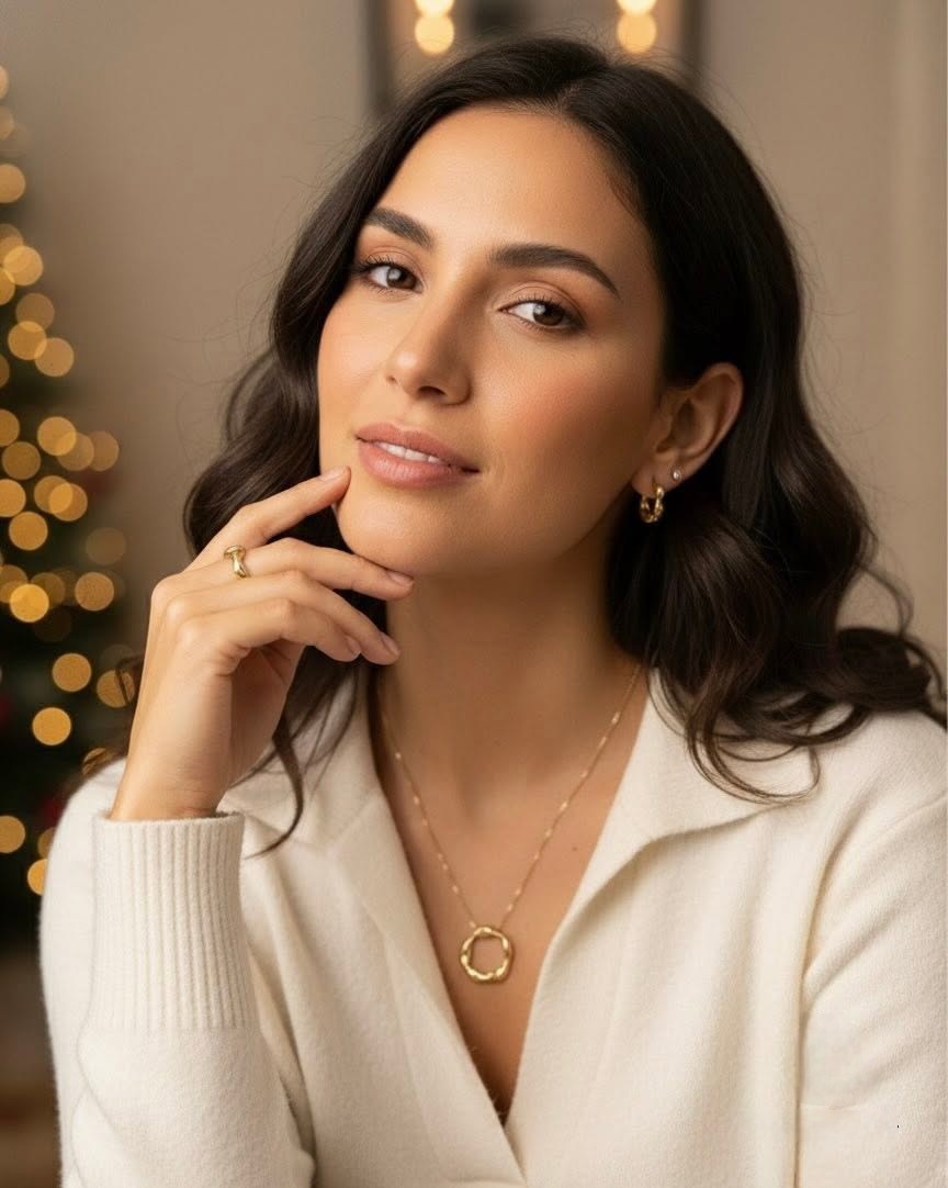 Modelo luciendo joyas de Plata Vázquez y Pozo