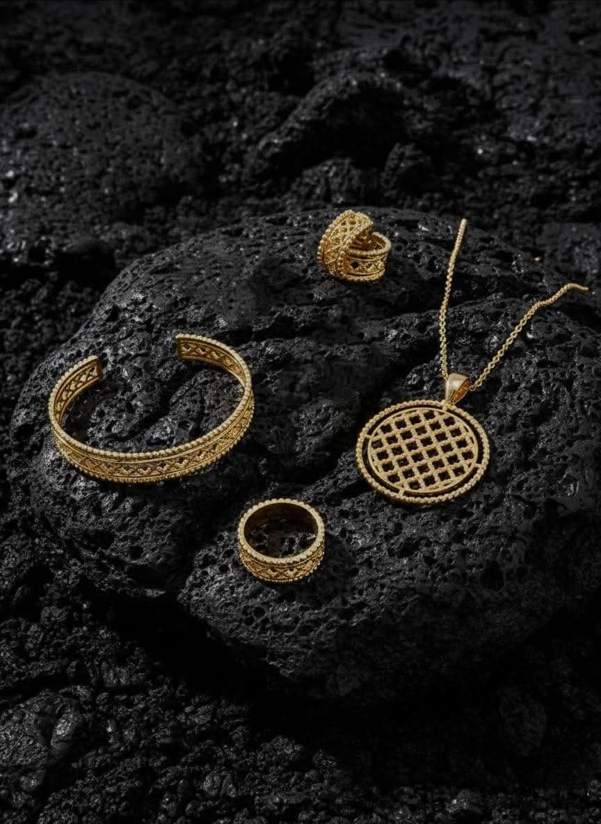 Conjunto de joyas doradas de Plata Vázquez y Pozo